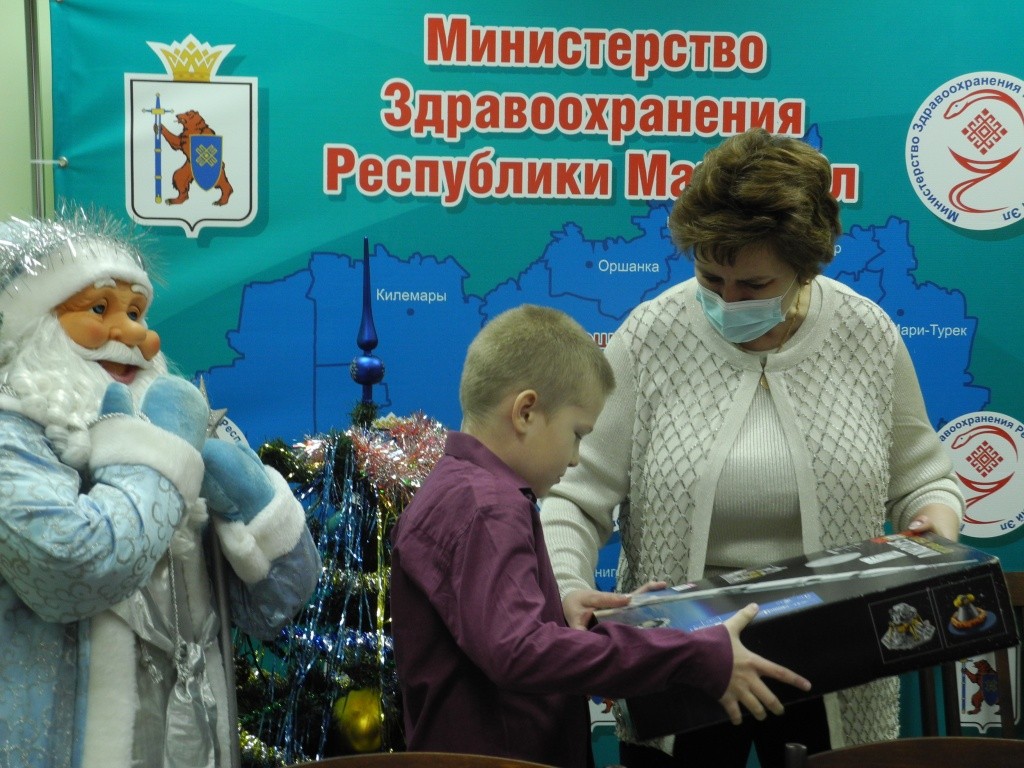 Получив подарок, Славе нетерпелось как можно быстрее взяться за работу. (фото Натальи Кулишовой).