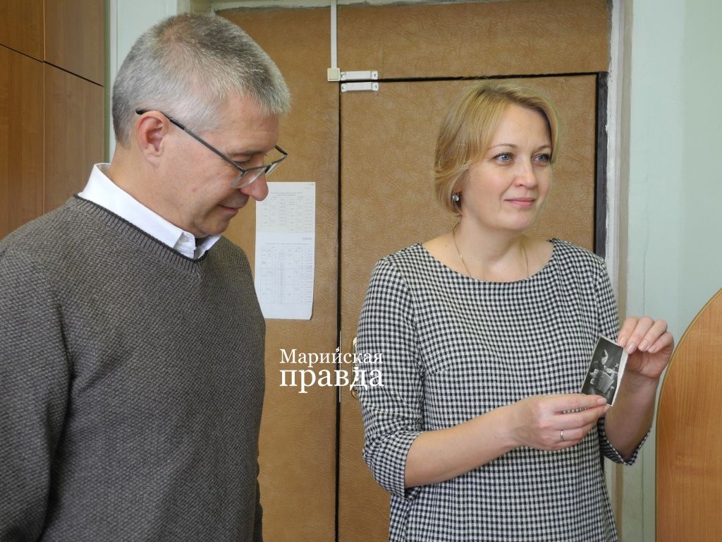 Наталья Сергеевна, принимая документы, отметила, что сейчас они будут бережно храниться в семье. (Фото Натальи Кулишовой).