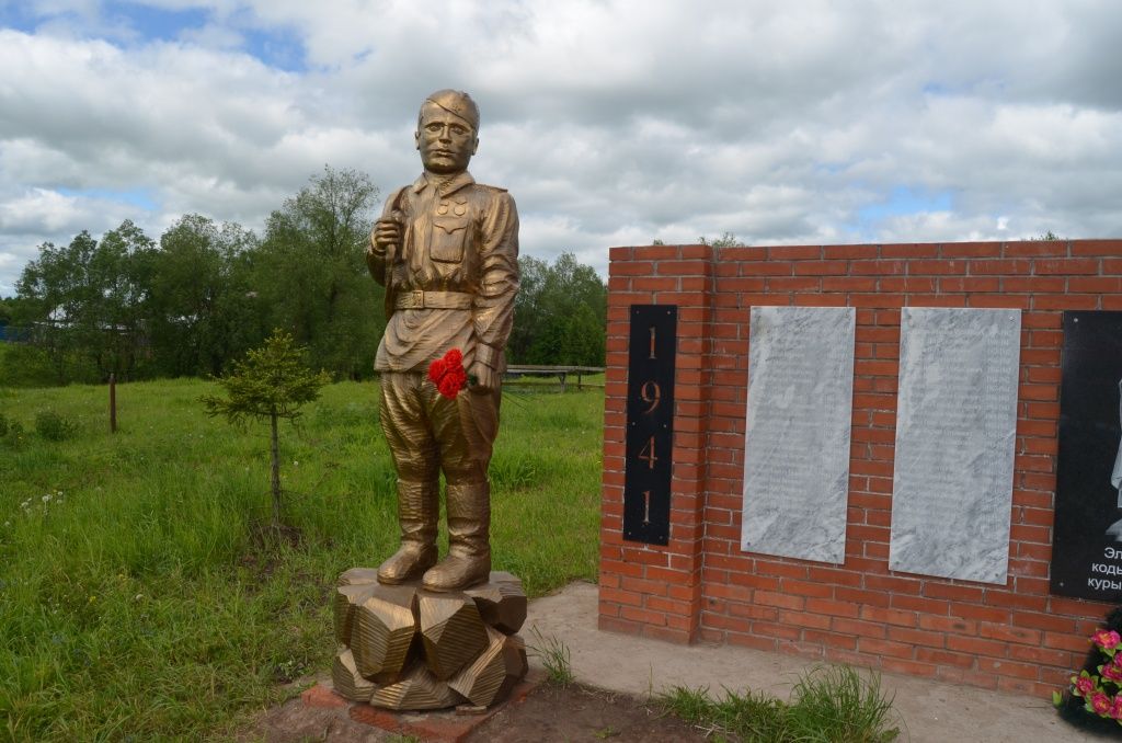 Безымянный солдат-победитель встал в центре деревни у обелиска воинам-землякам.JPG