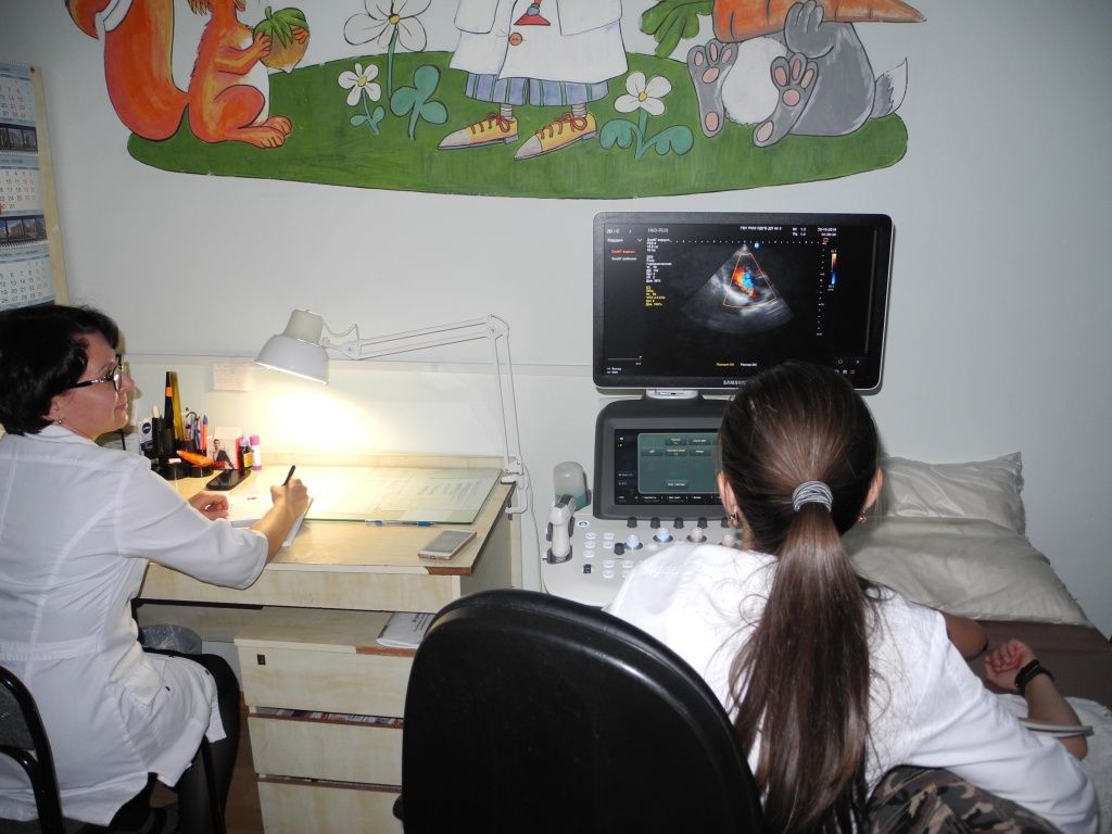 Современный УЗИ-аппарат для исследований сердца ребенка. (Фото Натальи Кулишовой).