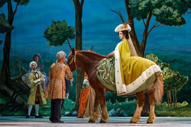 Эффектный выезд императрицы (арт. Анна Столбова).jpg