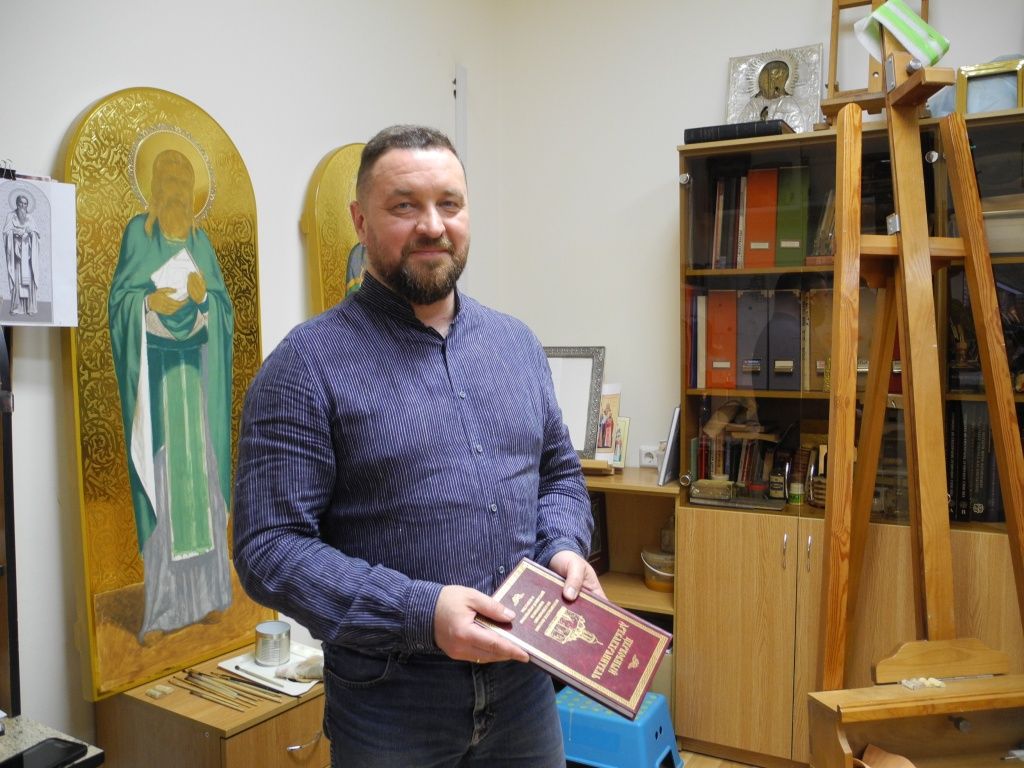 Станислав Попов уже сейчас стремится передавать свои знания по реставрации, хранению икон, храмов, утвари. (Фото Натальи Кулишовой).