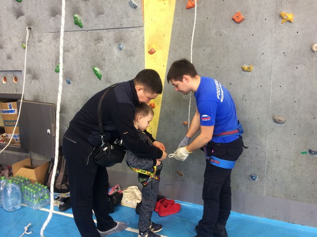 Участники фестиваля скалолазания