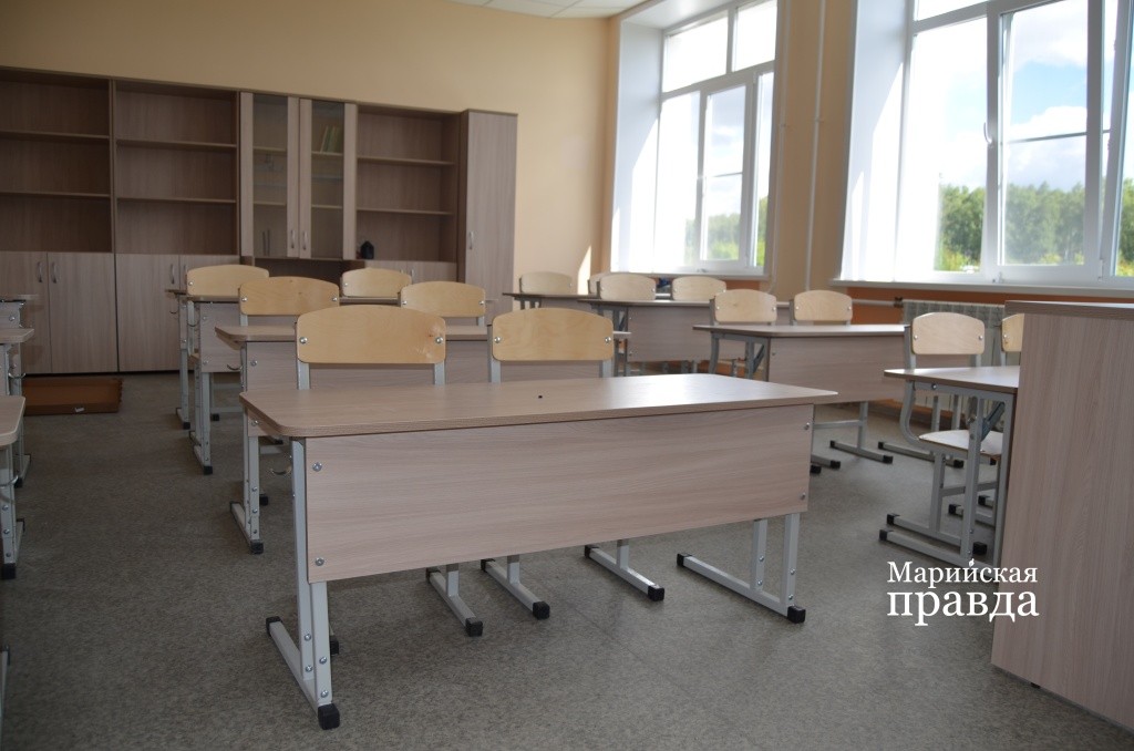 Парты в начальных классах регулируются по высоте..jpg