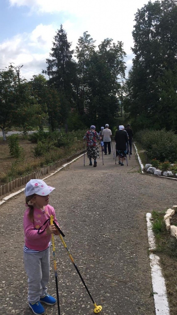 Прогулка - зарядка на весь день! (Фото предоставлено Новоторъяльским КЦСОН).