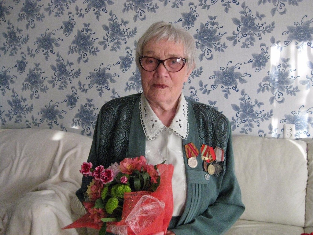 В день юбилея Нине Федоровне вручили поздравление от Президента РФ Владимира Путина. (Фото предоставлено Галиной Кравец).