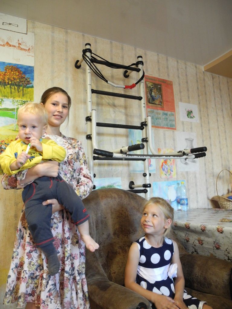 В семье так принято, что старшие заботятся о младших. (Фото Натальи Кулишовой).