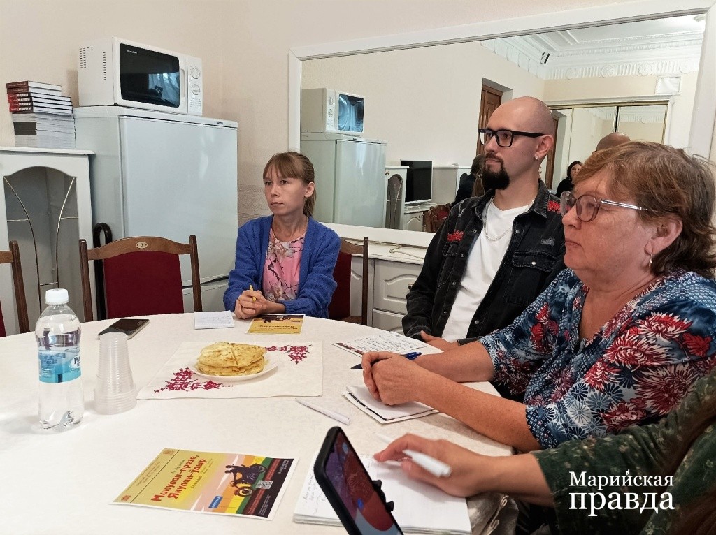 На встречу были приглашлены не только республиканские СМИ, но и блогеры, и все наравнодушные к национальному театру.jpg