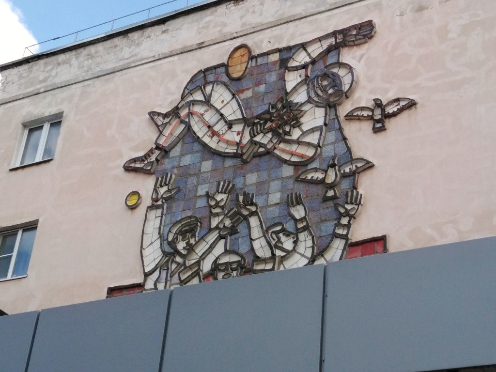 Панно Космос на жилом доме по проспекту Гагарина уже почти 50 лет. Фото Марины Оленевой.jpg Панно Космос на жилом доме по проспекту Гагарина уже почти 50 лет. Фото Марины Оленевой.jpg