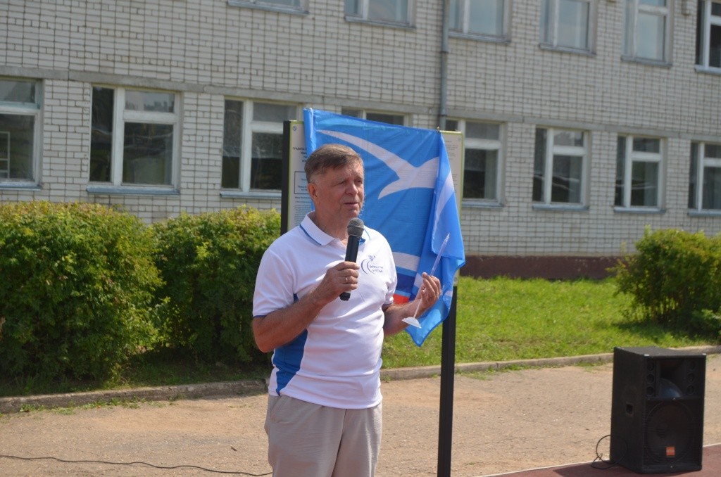 С юбилеем родного факультета выпускников поздравил его декан Михаил Полевщиков.JPG