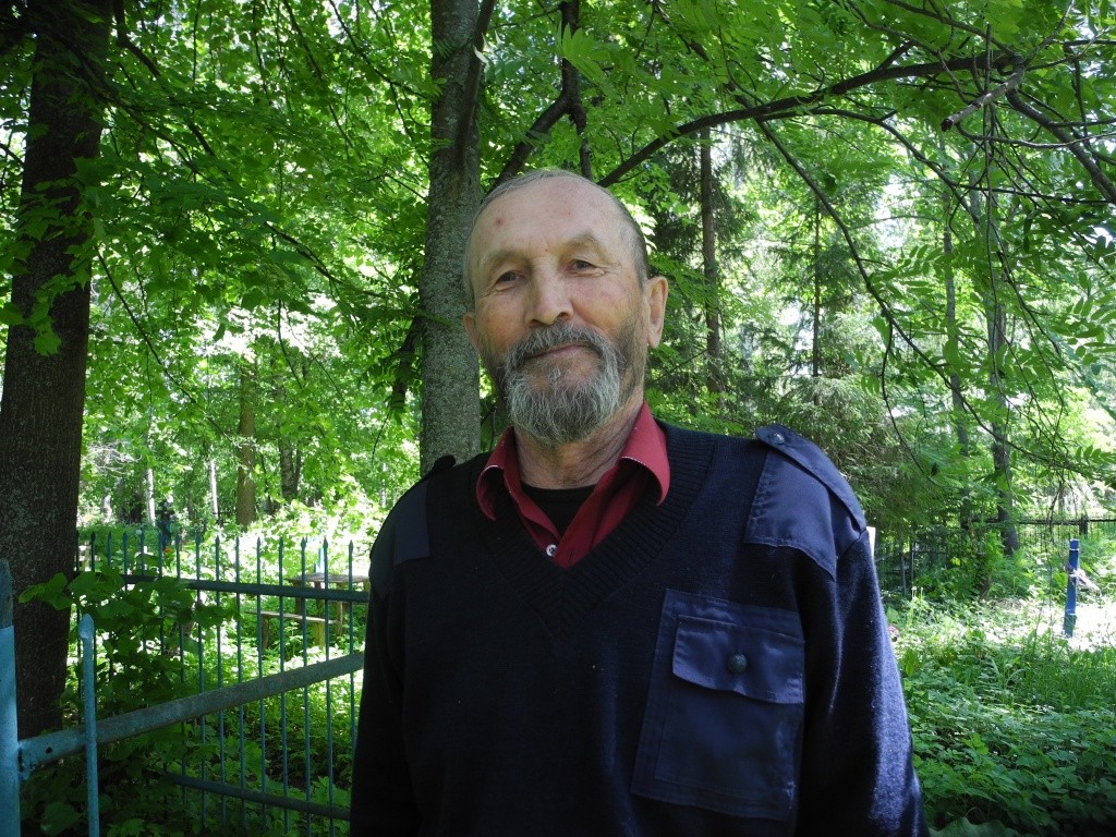 Валерий Гаврилов собирает историю храма и служивших в нем священников. (Фото Натальи Кулишовой).