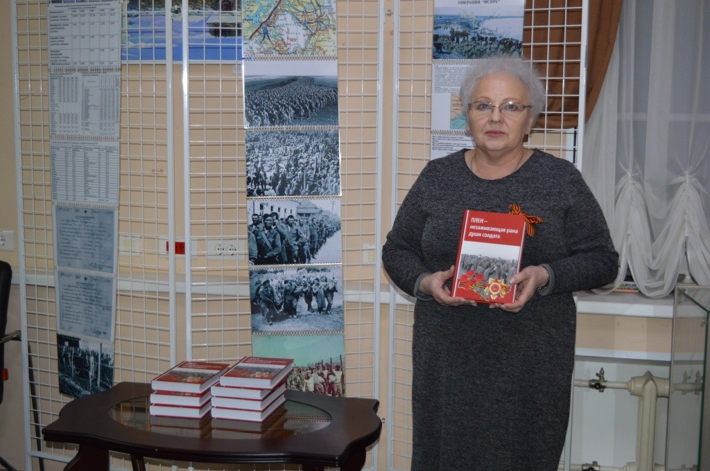 Белашова с книгой.jpg Белашова с книгой.jpg