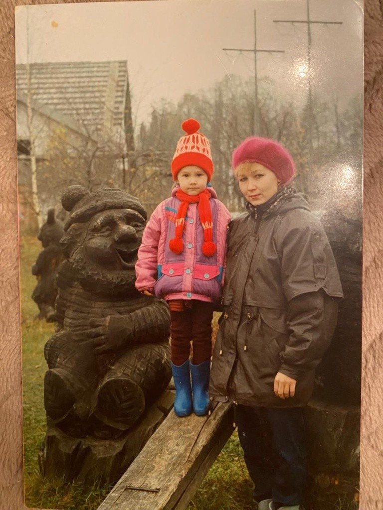 в детстве с мамой.jpg