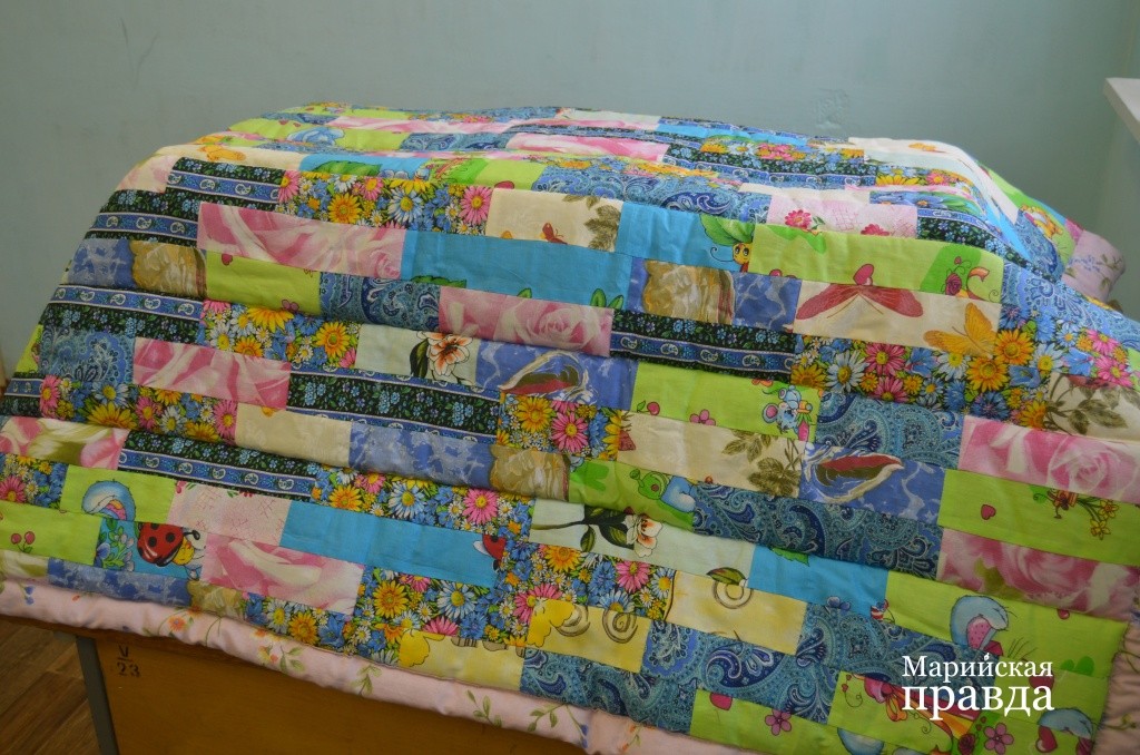 Это классное одеяло сшито из обрезков ткани, которые Маргарита Николаевна принесла из дома. Это классное одеяло сшито из обрезков ткани, которые Маргарита Николаевна принесла из дома..jpg