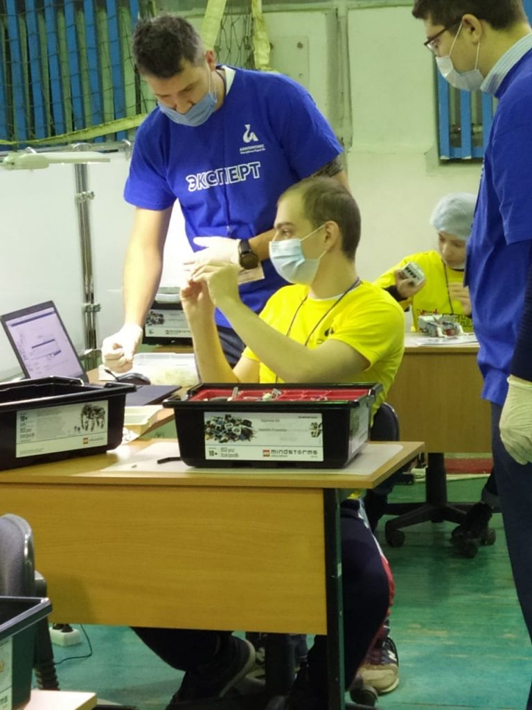 На площадках чемпионата работают эксперты, которые являются профессионалами в своей компетенции. Фото из архива Йошкар-Олинского технологического колледжа.jpg