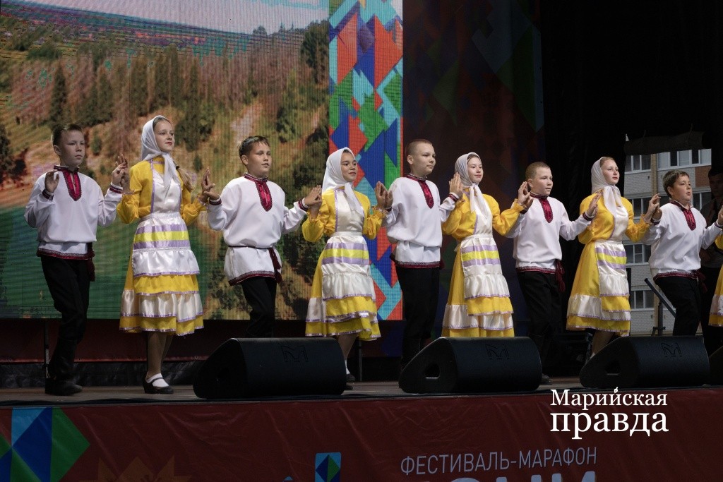 Самые юные участники фестиваля - ансамбль Орешки из деревни Орешкино Медведевского района. Фото Михаила Скобелева.jpg