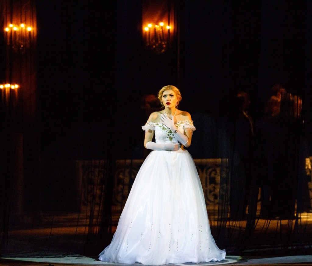 Алина Полевая в роли Виолетты Валери из оперы Травита. Фото предоставлено театром оперы и балета.JPG