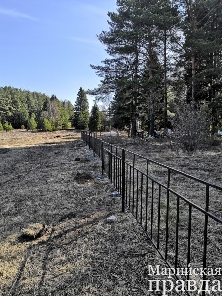 CHast-kladbishcha-uzhe-ogorozhena-dolgovechnym-zaborom-iz-metallicheskogo-profilya.jpg