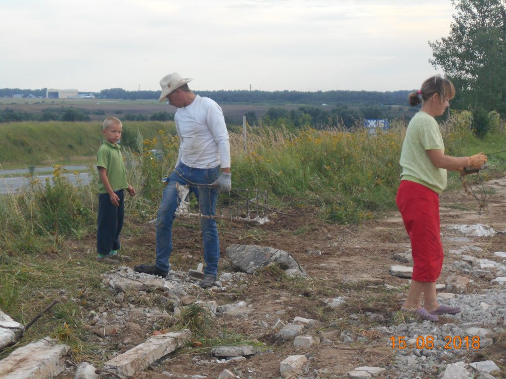 жители на субботнике убирают от мусора прилегающую к дороге территорию.JPG