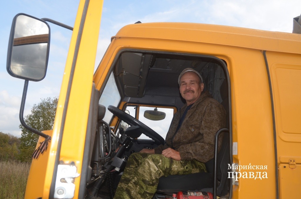 Опытный водитель Виталий Смоленцев трудится на отвозке зерна1.jpg