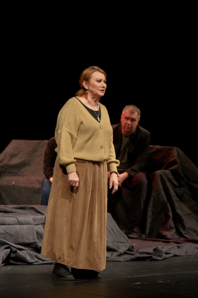 Алла Ульянова, заслуженная артистка Украины, режиссер-постановщик спектакля Я Zнаю праVду.jpg