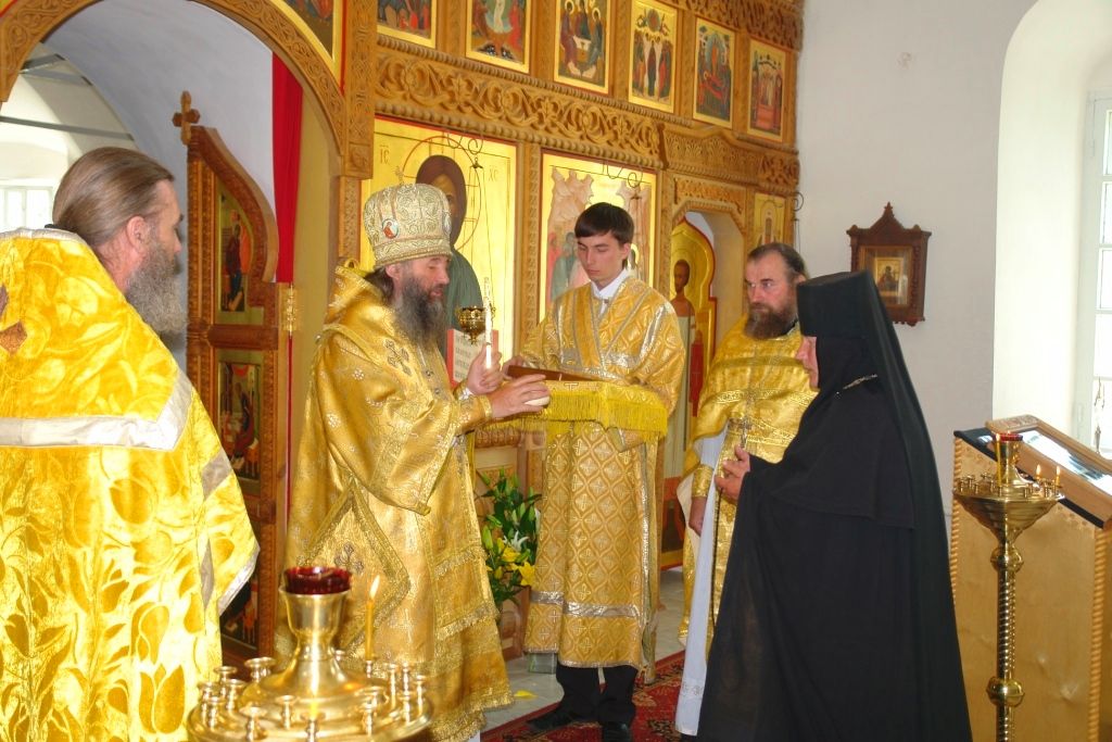 игумения Варнава с архиепископом.jpg