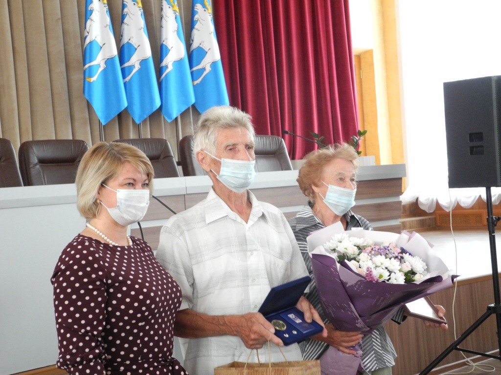 Супругам Нагибиным медаль вручила министр соцразвития РМЭ Марина Островская. (Фото Натальи Кулишовой).