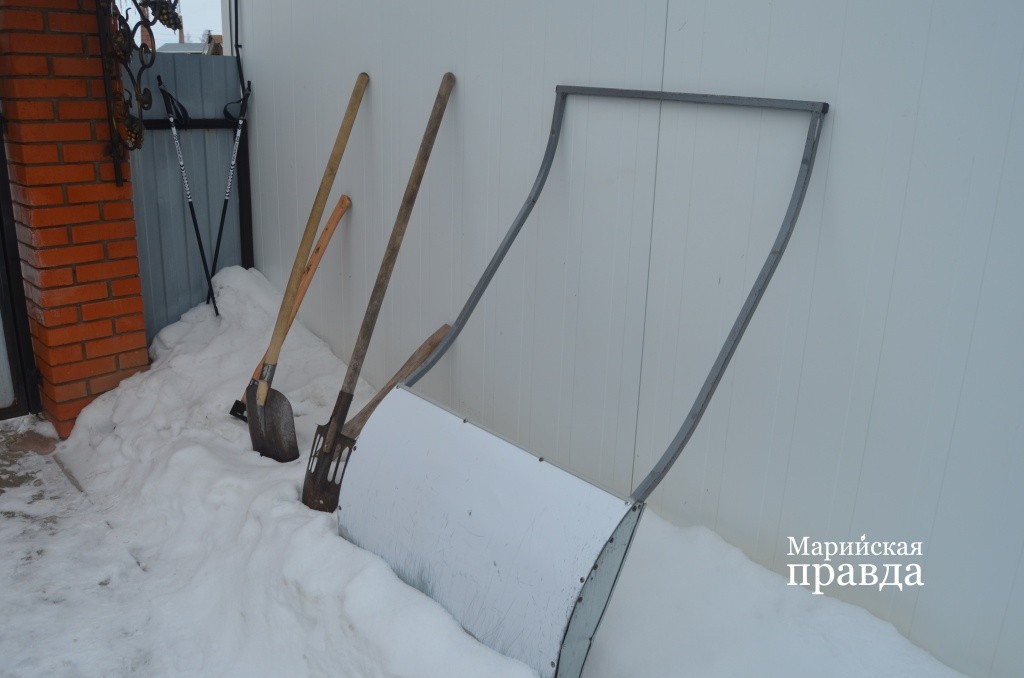 Скребок и лопаты главный строительный инструмент..jpg