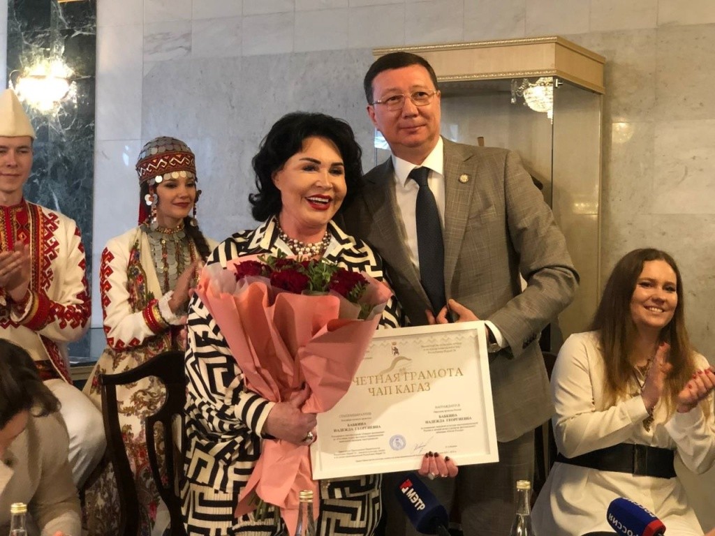 Народной артистке России вручили Почетную грамоту министерства культуры, печати и по делам национальностей РМЭ. Фото Алсу Сабирьяновой.jpg