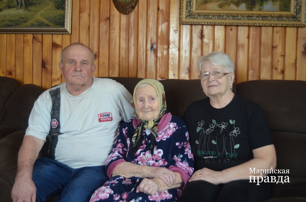 Рядом с долгожительницей родные ей люди дочь Надежда и зять Владимир 1.jpg