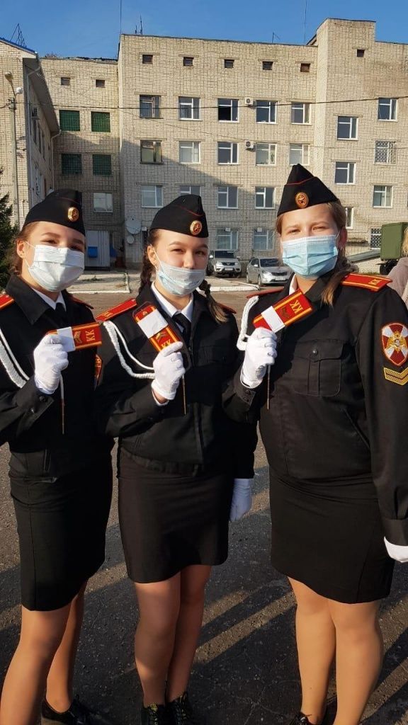 слева направо Ямбаева Виктория, Трофимова Дарья, Пиржанова Екатерина. с погонами в руках.jpg