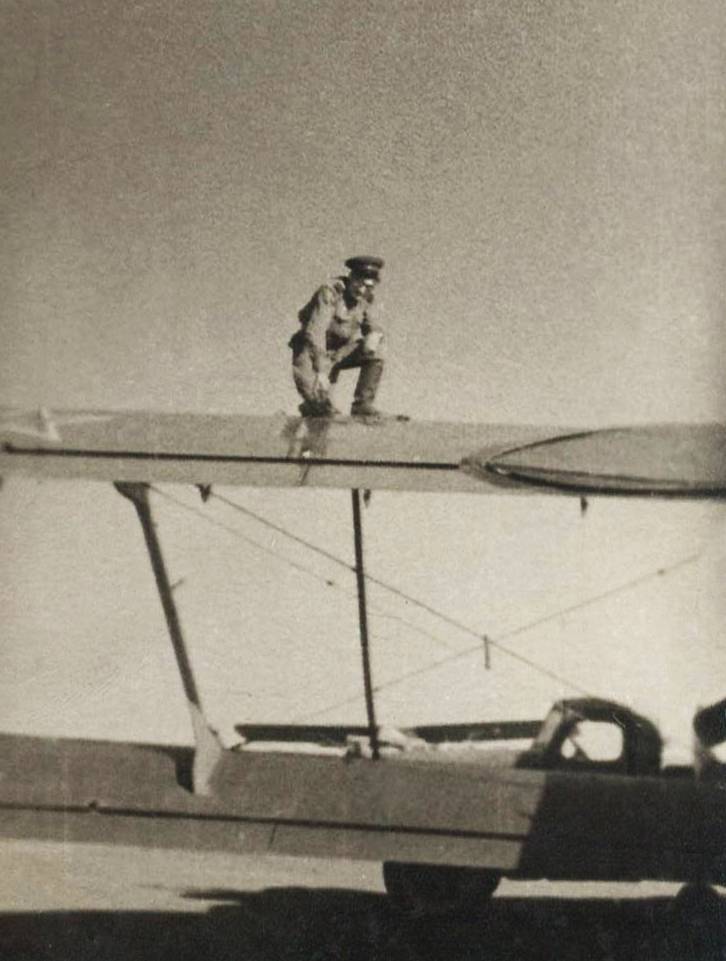 Габдулганиев на крыле самолета Ан 2. (Фото предоставлено Надеждой Костылевой).