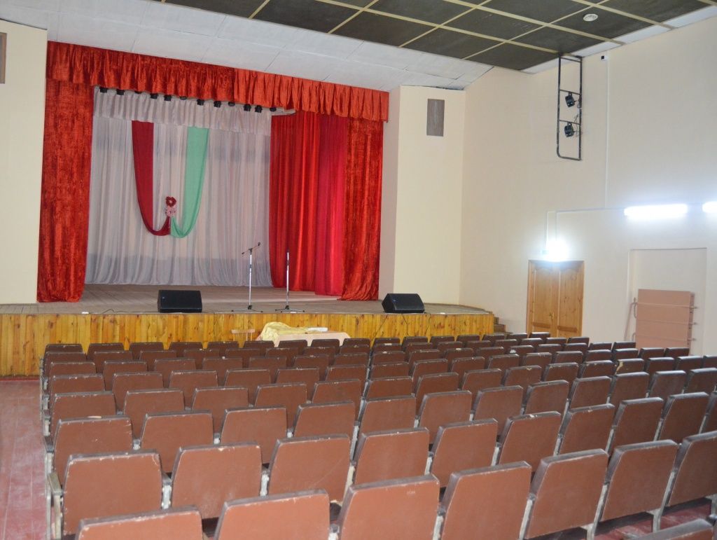 Вместимость зрительного зала в Лажъяле почти не уступает районному Дому культуры.JPG