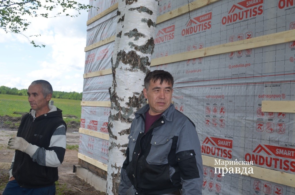 Организатор и спонсор реконструкции стадиона Вячеслав Иванов уверен, что с такими дружными соседями все задуманное будет сделано. Организатор и спонсор реконструкции стадиона Вячеслав Иванов уверен, что с такими дружными соседями все задуманное будет сделано1.jpg