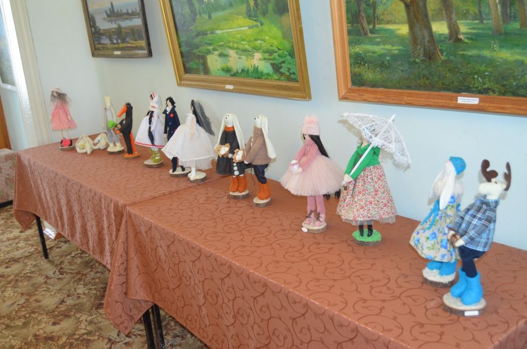 Героями кукол мастерицы чаще всего становится прекрасный пол и братья наши меньшие.JPG