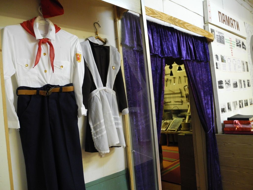 Школьная форма с пионерским галстуком - тоже раритет.