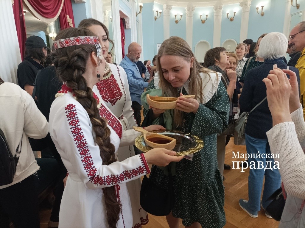 jpg Марийский квас всем пришелся по вкусу. Фото Марины Оленевой.jpg