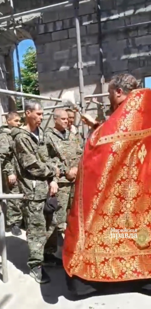 Батюшка перед началом строительных работ благословил строителей из Марий Эл. Батюшка перед началом строительных работ благословил строителей из Марий Эл 1.jpg