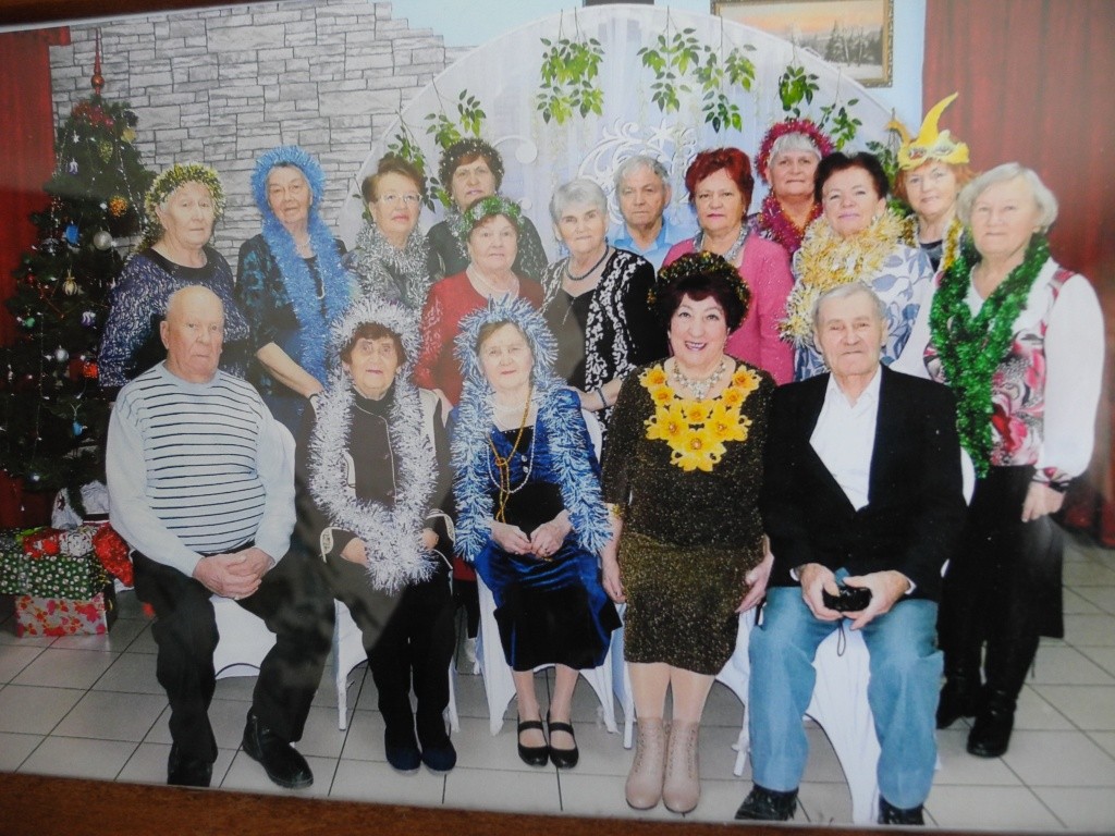 Познакомившись в "Ветеране", у пенсионеров сложилась своя компания. (Фото предоставлено Еленой Наякшиной).