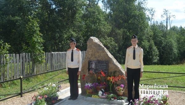 Открытие памятного камня в родной деревне Героя1.jpg