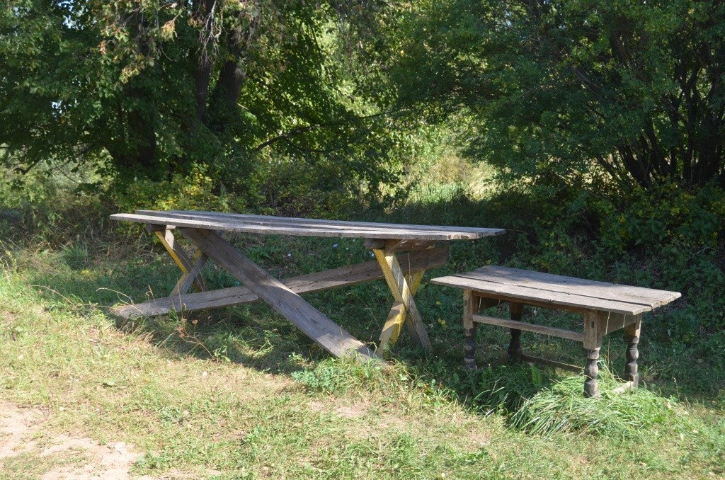 Это место мариолминцы называют магазином - здесь раскладывают свой товар приезжие торговцы.JPG