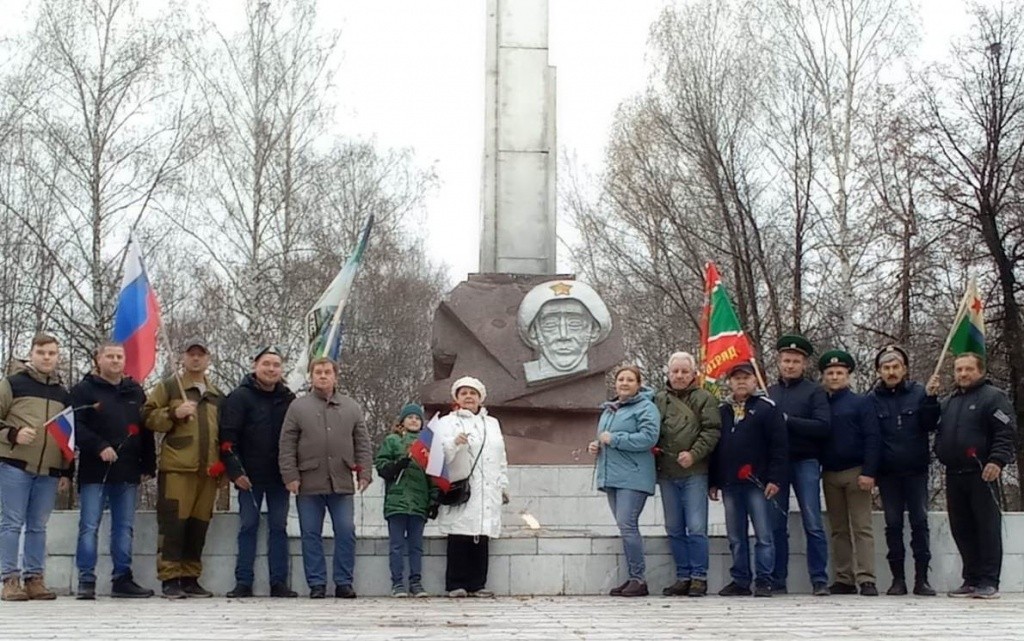 У памятника.jpg