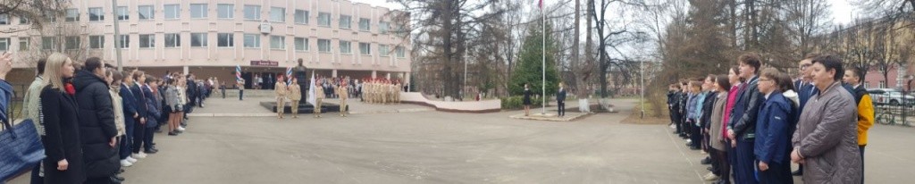 В Йошкар-Оле учебная неделя началась с торжественной линейки в Лицее № 11 им. Т.И. Александровой. Фото Е. Роман. photo_2022-04-25_14-29-16.jpg