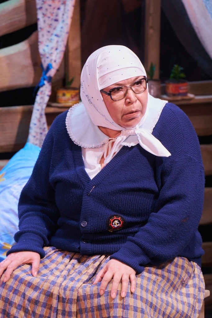 Она не боится быть смешной и некрасивой. Бабка из спектакля Семейный портрет с посторонним.jpg