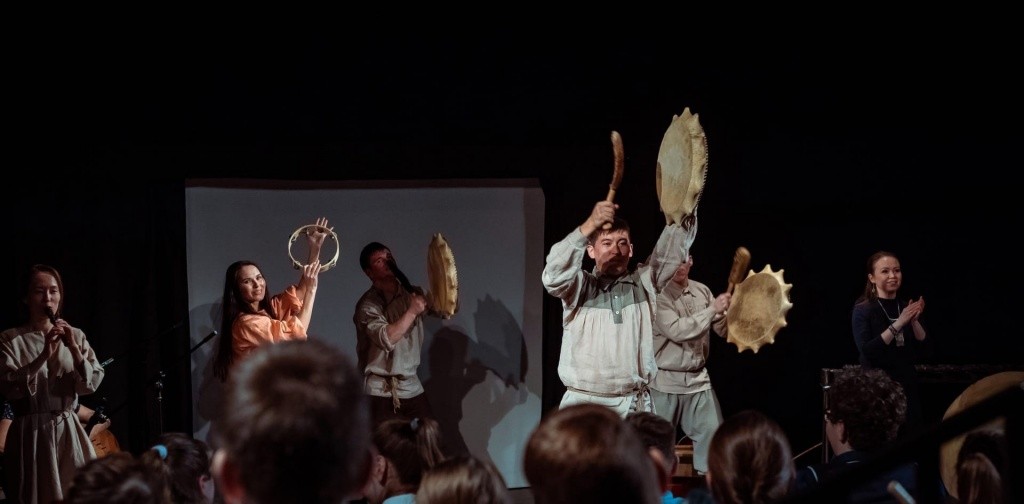 Спектакль Сказка на бубне театра Солнце ХМАО.jpg