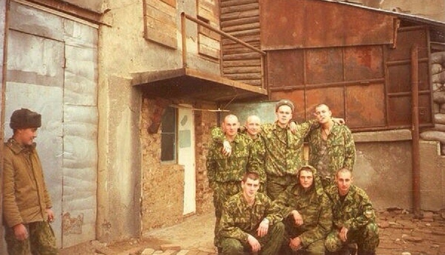 Ребята из взвода стали родными на всю жизнь. (Фото предоставлено Виктором Павловым). Ребята из взвода стали родными на всю жизнь. (Фото предоставлено Виктором Павловым).