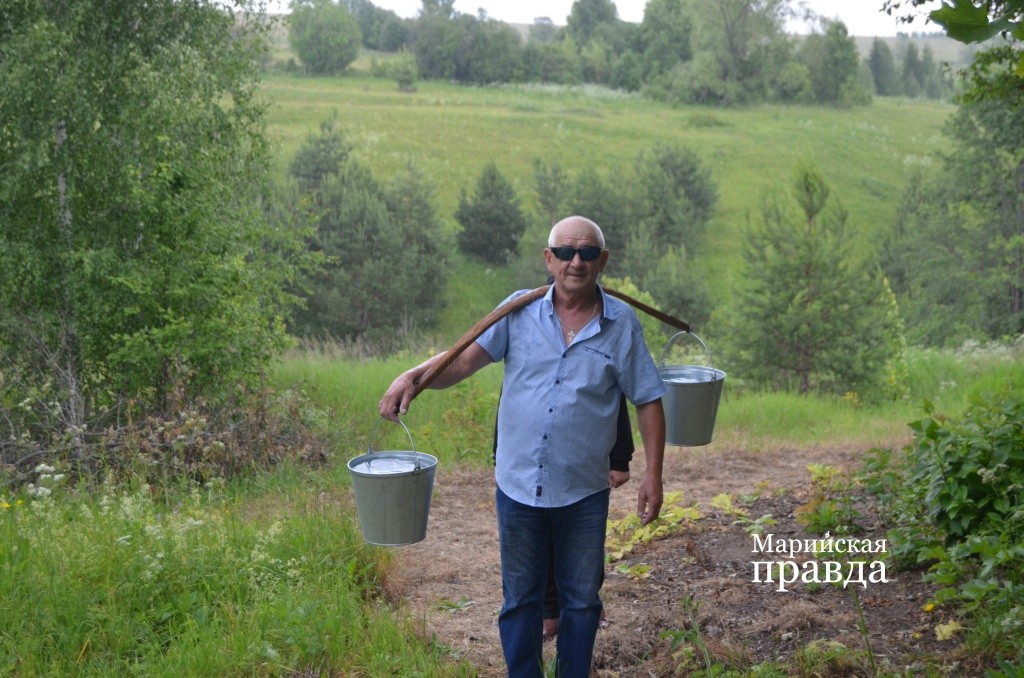 Некоторые из нуръяльцев с удовольствием вспомнили, как в молодости они носили воду на коромысле..jpg
