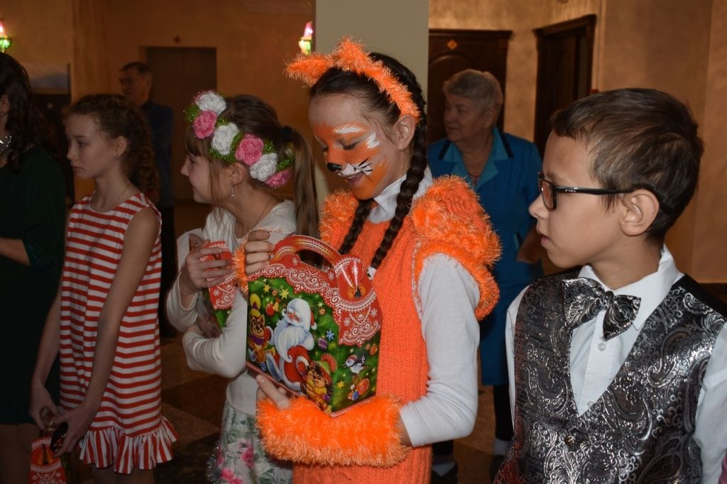 Детям вручили подарки