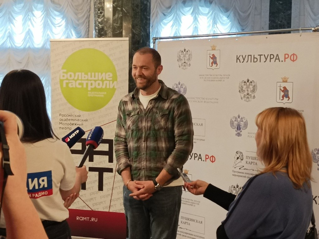 Известный актер театра и кино Денис Шведов поделился с журналистами своми впечатлениями о спектакле . фото Елены Белецкой.jpg