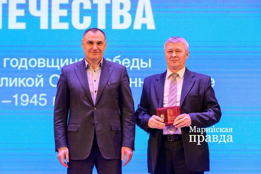 Высокую награду сельскому педагогу вручил Глава Марий Эл Юрий зайцев. Высокую награду сельскому педагогу вручил Глава Марий Эл Юрий зайцев 1.jpg